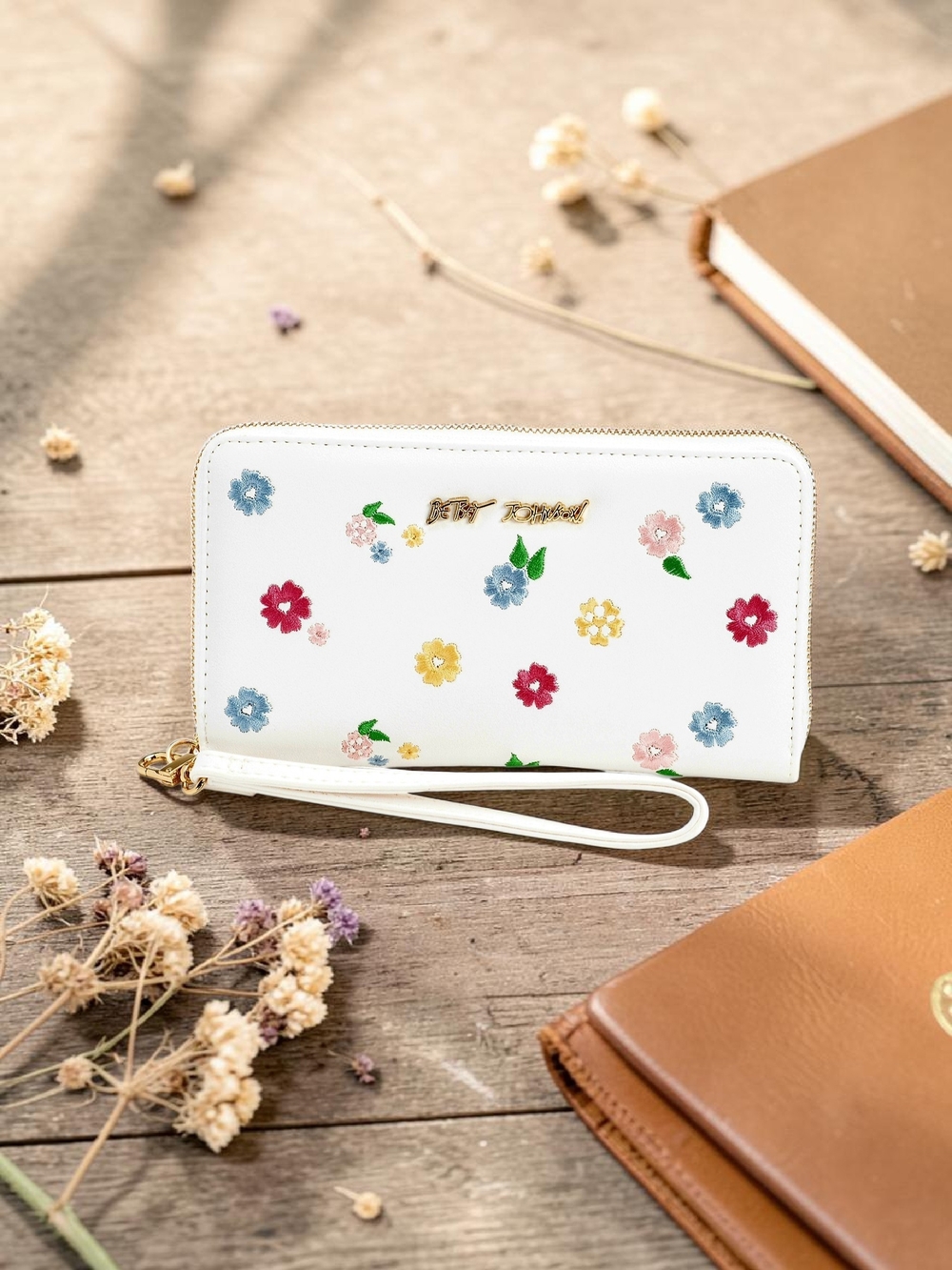 NEW Betsey Johnson White Embroidered Floral Wallet Wristlet Strap 8"x4.75" NWT - Picture 4 of 9